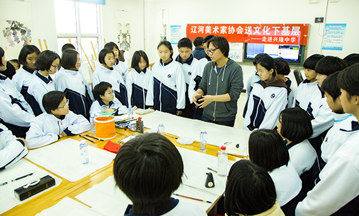 盤錦市興隆臺區遼河美術家協會開展“文化進校園”藝術交流活動